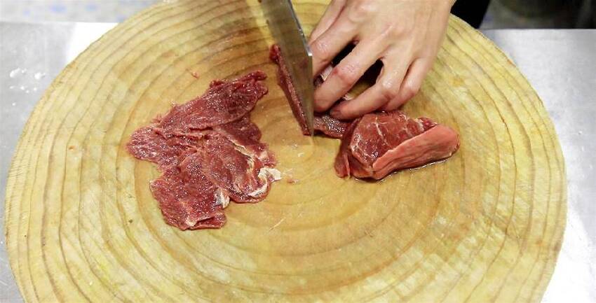 蔥爆牛肉，方法做不對肉都嚼不動，試試廚師長這個方法，蔥香肉嫩