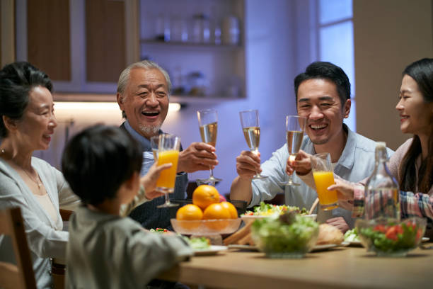 交往已經到達論及婚嫁的關係！男友爺爺生日「我到場祝賀」情景卻讓我傻了　回家後一言不發「立即傳訊息分手」：全家八口只有一個人有手