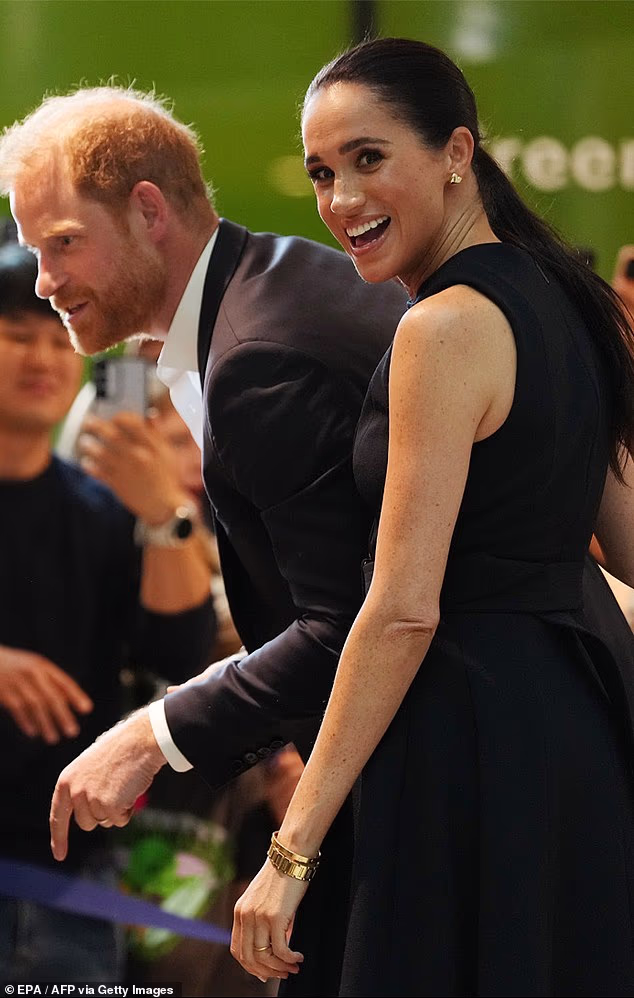 女幕僚「拍哈利王子肩膀」！慘遭梅根怒瞪「兇狠片曝光」網全看呆：好難相處