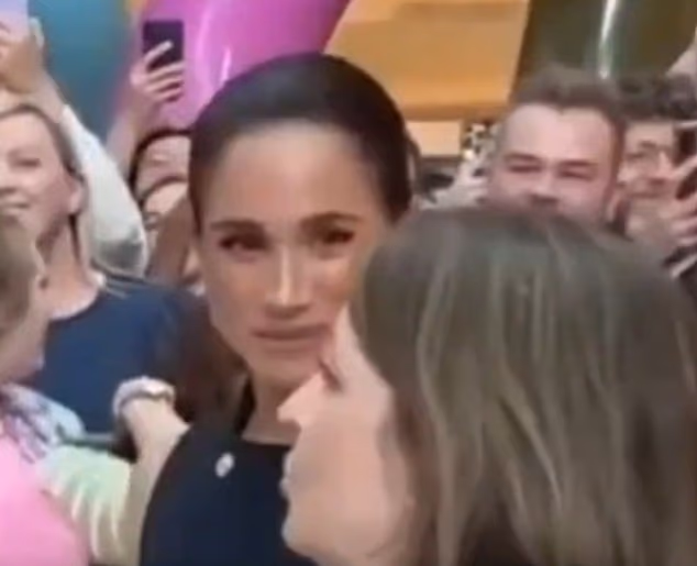 女幕僚「拍哈利王子肩膀」！慘遭梅根怒瞪「兇狠片曝光」網全看呆：好難相處