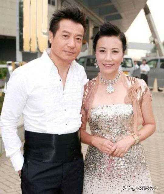 學樣曾志偉？ 75歲TVB老戲骨與媳婦深夜私會視訊傳遍全網，老婆兒子都裝看不見？