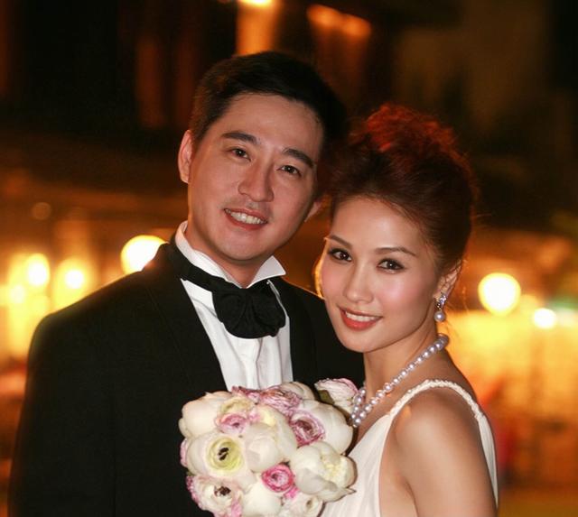 香港女星慶祝結婚15年，嫁美食大亨做闊太，定居國外住幾千萬豪宅