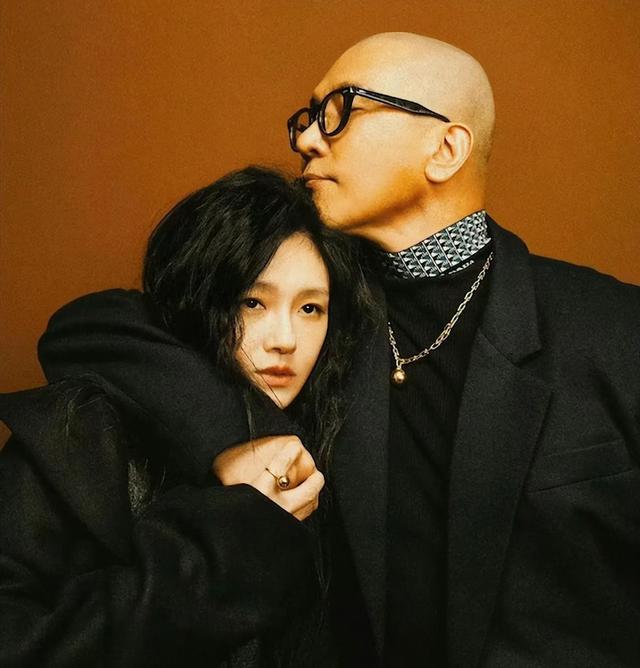 大S雕像圓滿落成，具俊曄設計了9個台階，5塊方形石頭，深藏愛意