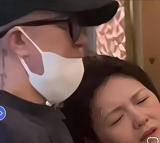 大S雕像圓滿落成，具俊曄設計了9個台階，5塊方形石頭，深藏愛意