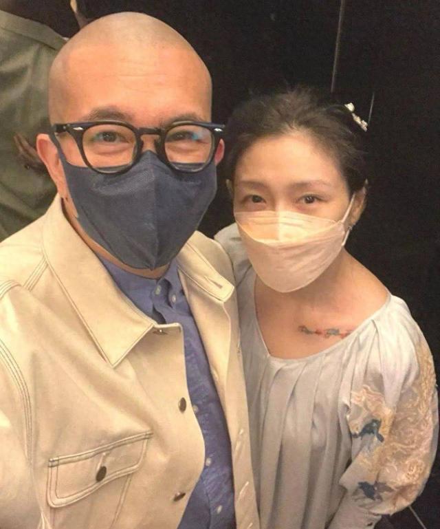 大S雕像圓滿落成，具俊曄設計了9個台階，5塊方形石頭，深藏愛意