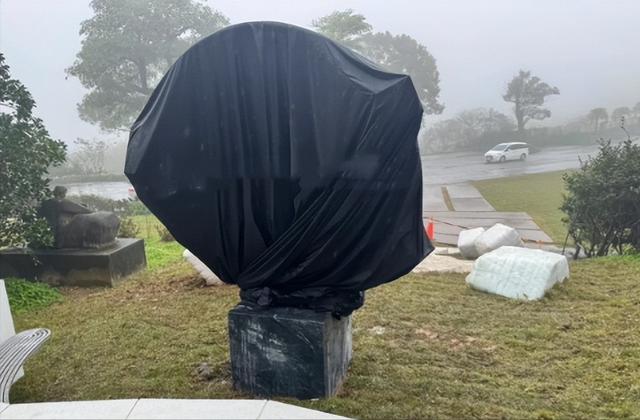 大S雕像圓滿落成，具俊曄設計了9個台階，5塊方形石頭，深藏愛意