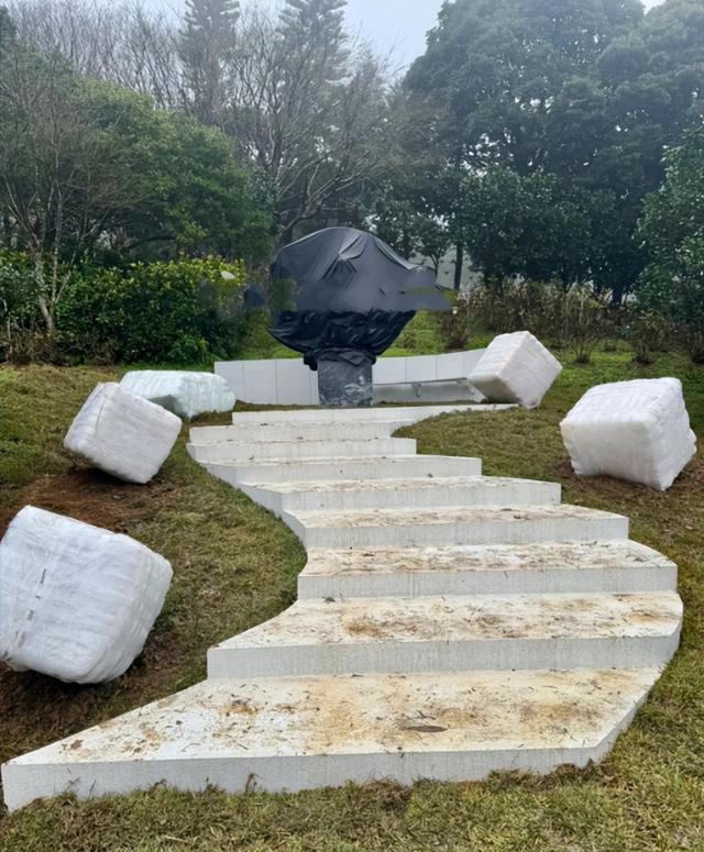 大S雕像圓滿落成，具俊曄設計了9個台階，5塊方形石頭，深藏愛意