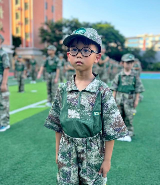 胡杏兒6歲兒子廣州軍訓一周，學會急救洗內褲，出營跪拜父親痛哭