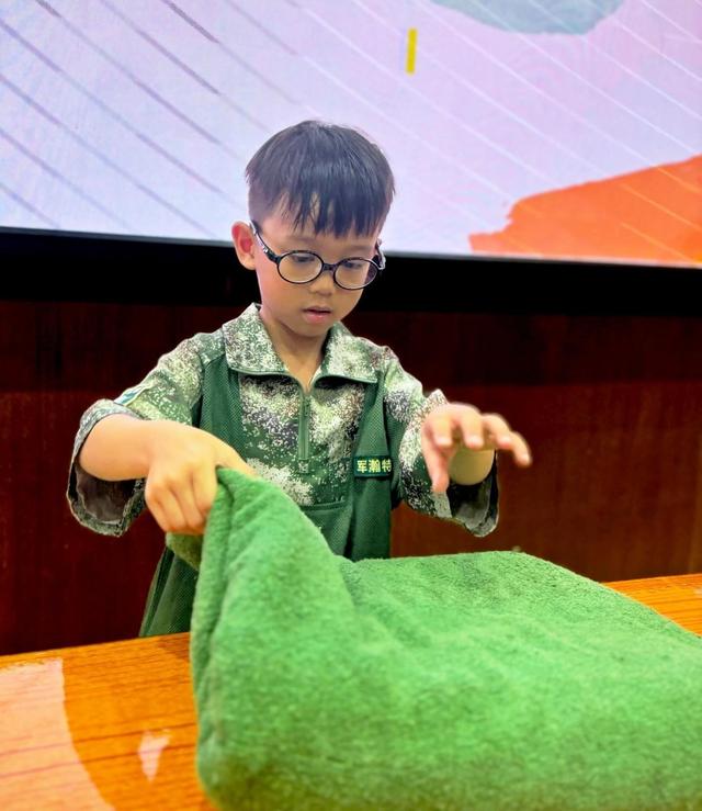 胡杏兒6歲兒子廣州軍訓一周，學會急救洗內褲，出營跪拜父親痛哭