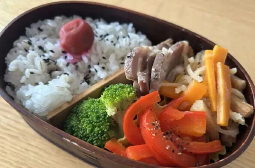 日本女子吃盒飯舔到怪醬料，竟是變態同事的體液，他偷拍亂摸被逮第四次了……