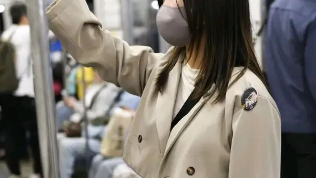 日本女子吃盒飯舔到怪醬料，竟是變態同事的體液，他偷拍亂摸被逮第四次了……