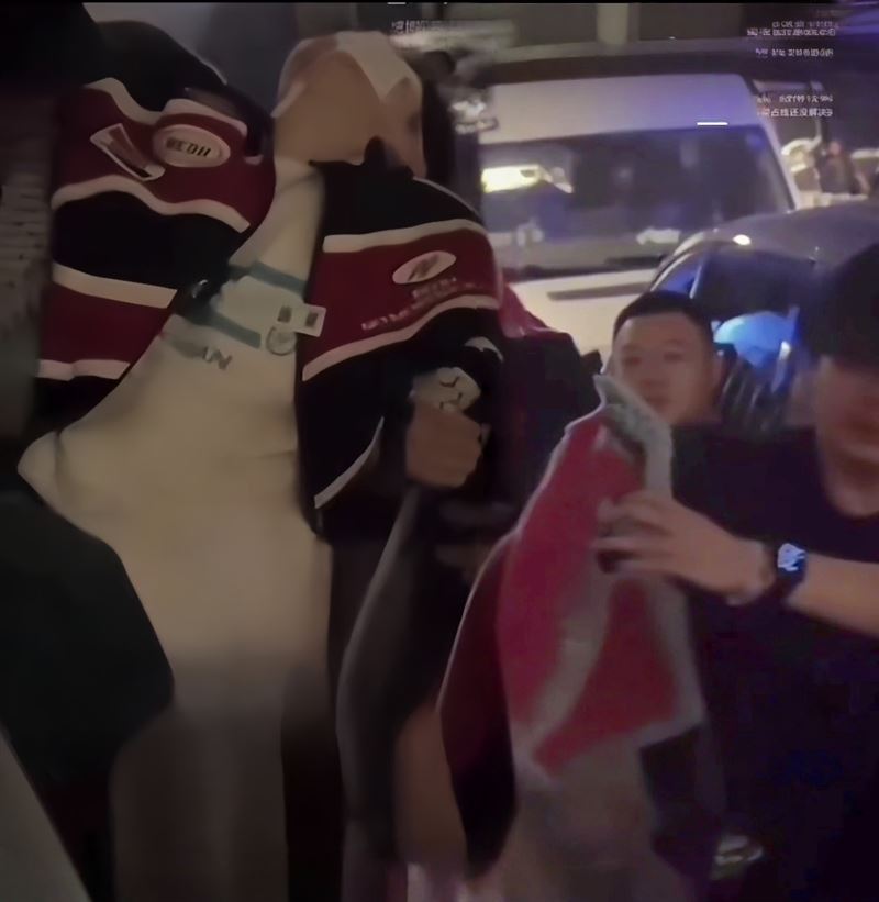 於朦朧生前「送醫畫面」疑流出！身體癱軟「多名黑衣人抬下階梯」