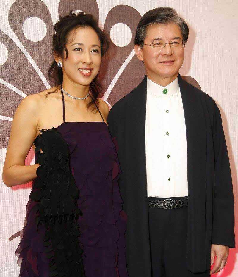 百億家產無人繼承！髮妻陪他白手起家「61歲為娶朱玲玲拋妻棄子」　失婚時「前妻不要分文」兒子也不原諒他