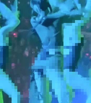 Lisa瘋馬秀舞台曝光,未修原圖認不出,跳到身上只剩一條珍珠腰鏈
