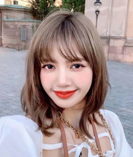 Lisa瘋馬秀舞台曝光,未修原圖認不出,跳到身上只剩一條珍珠腰鏈
