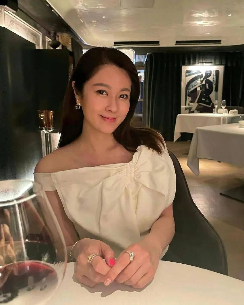 TVB港姐神隱多年近況曝光，48歲狀態凍齡，曾傳被周慧敏男友追求