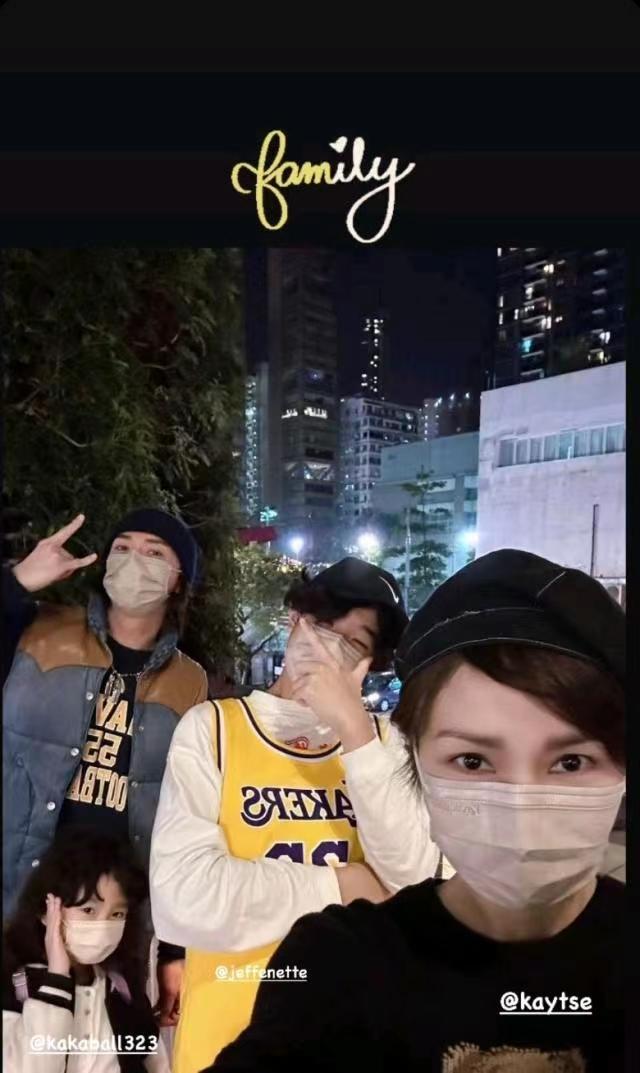 香港人妻明星大秀露肩性感長裙，烘托胸前半球，後背都可以看光