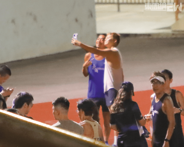 直擊香港男星背新歡暗媾女神！撩逗成功約吃宵夜，曾被批偷食慣犯