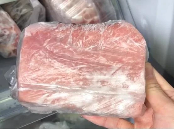 千萬別再把肉放在水裡解凍了，快速解凍用3招，肉和剛買的一樣！