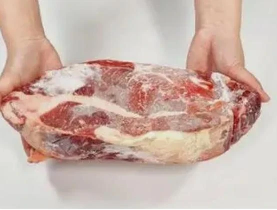 千萬別再把肉放在水裡解凍了，快速解凍用3招，肉和剛買的一樣！
