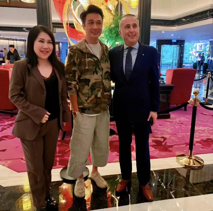 65歲吳鎮宇一家三口現身新加坡,老婆氣質出眾,18歲費曼瘦了好多