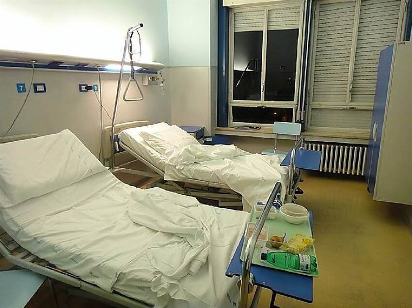 1990年重慶36歲光棍撿到女嬰，終身未娶養大她，誰料養女28歲光棍父親說：我把你養大不是讓你...