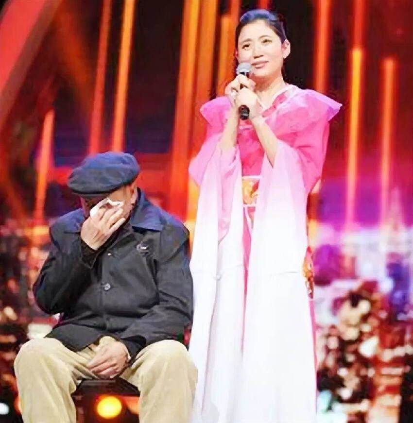 1990年重慶36歲光棍撿到女嬰，終身未娶養大她，誰料養女28歲光棍父親說：我把你養大不是讓你...