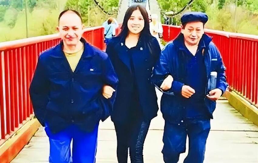 1990年重慶36歲光棍撿到女嬰，終身未娶養大她，誰料養女28歲光棍父親說：我把你養大不是讓你...