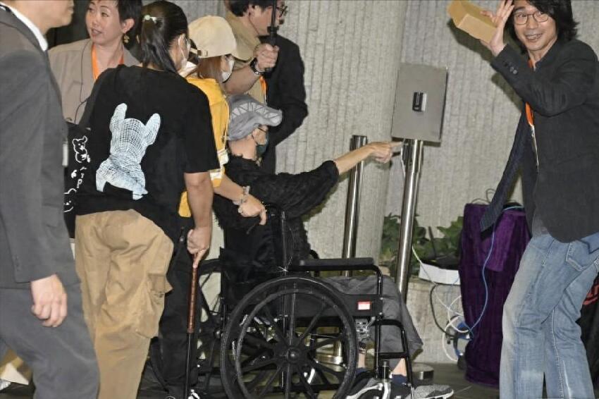 香港男星坐輪椅現身追思會,患癌留永久後遺症,身形消瘦惹人擔憂