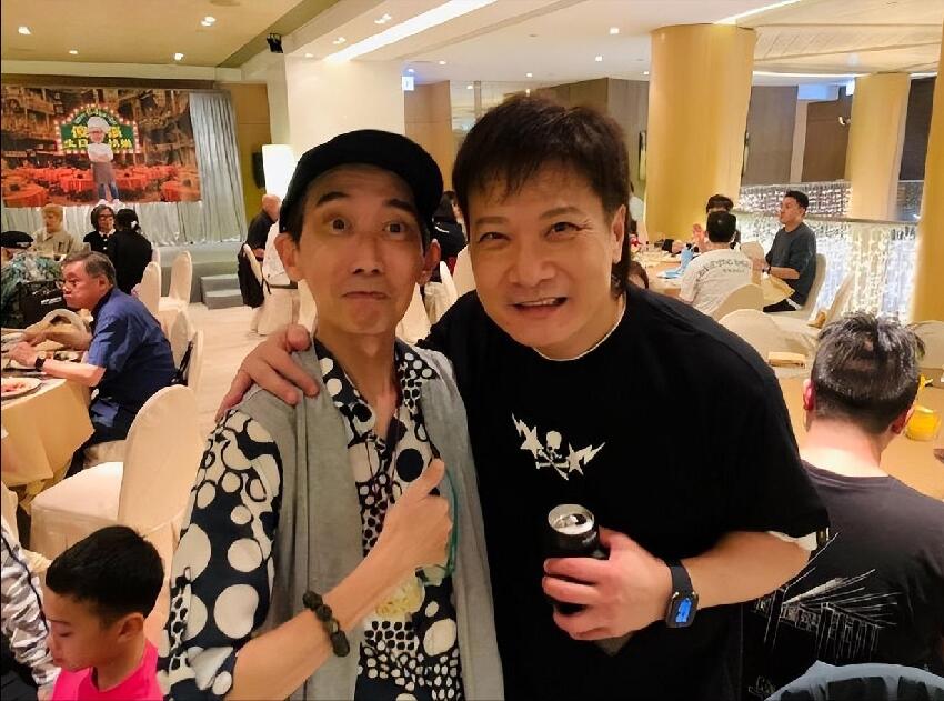 香港男星坐輪椅現身追思會,患癌留永久後遺症,身形消瘦惹人擔憂