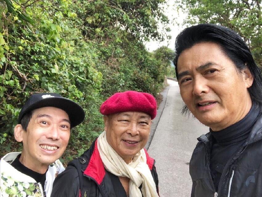 香港男星坐輪椅現身追思會,患癌留永久後遺症,身形消瘦惹人擔憂