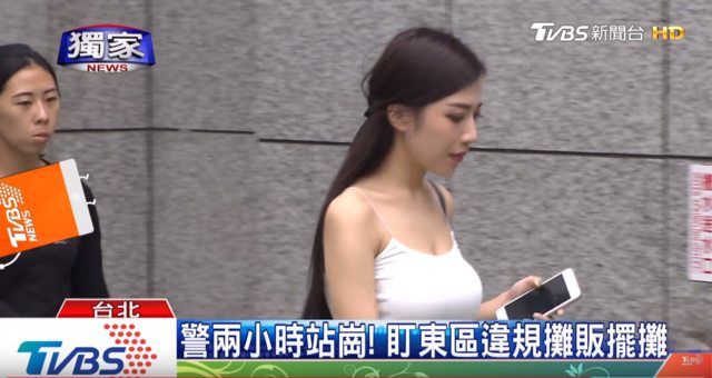 記者太會捕捉超美畫面！極品妹趕上班「細肩帶沉甸甸」畫面超衝擊！