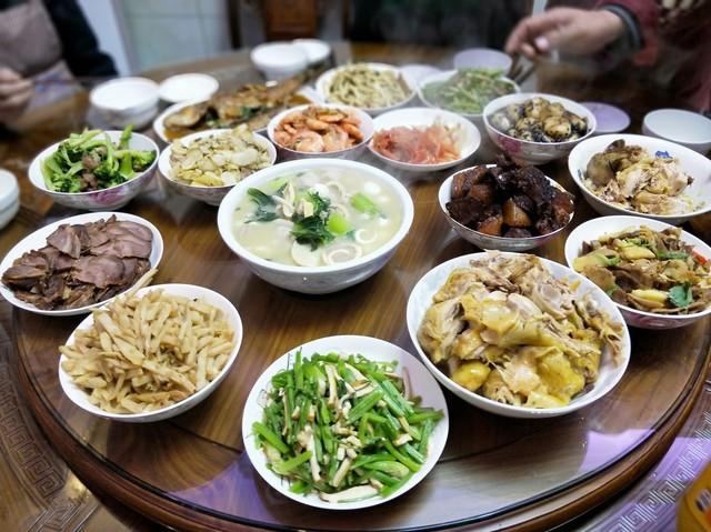 準備年夜飯又累又麻煩！今年春節「輪到我家請客」很發愁　女兒「一句話點醒了我」決定這樣過除夕：省時省力