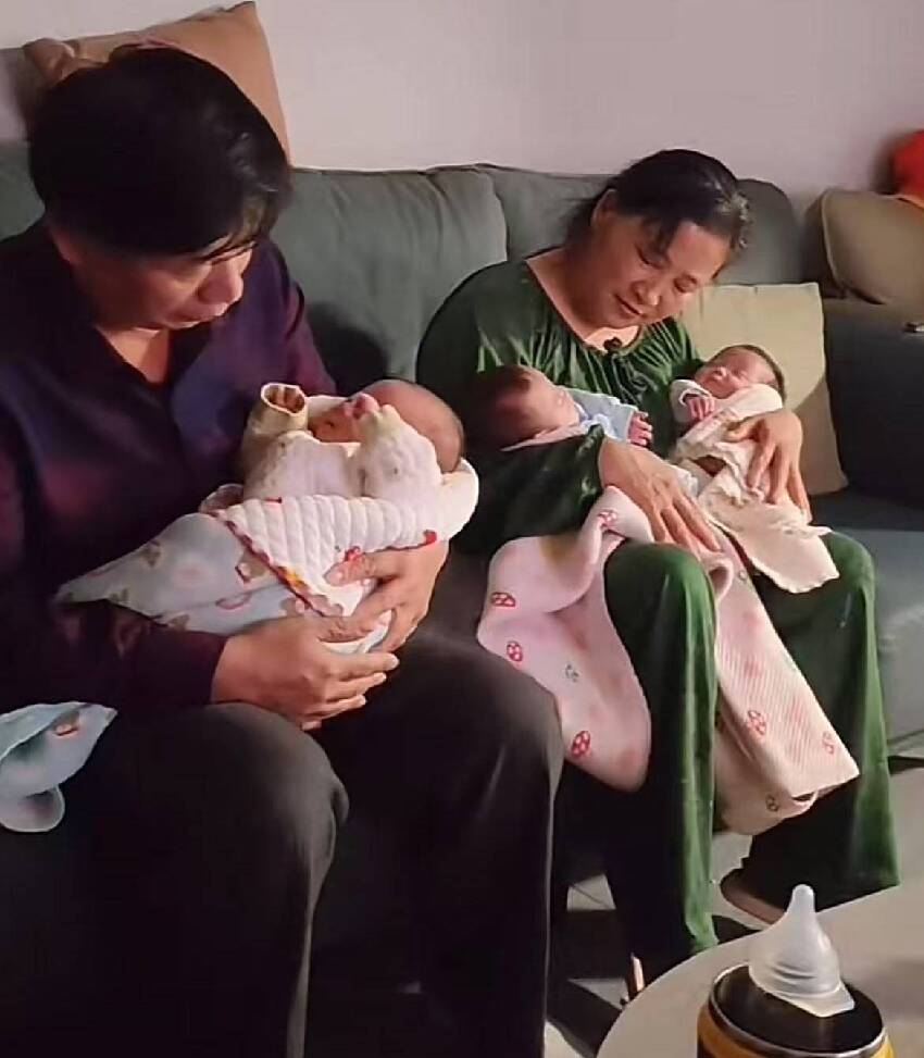 一家人喜提三胞胎,卻把爺爺整崩潰了,連吃飯都顧不上,眼淚直流