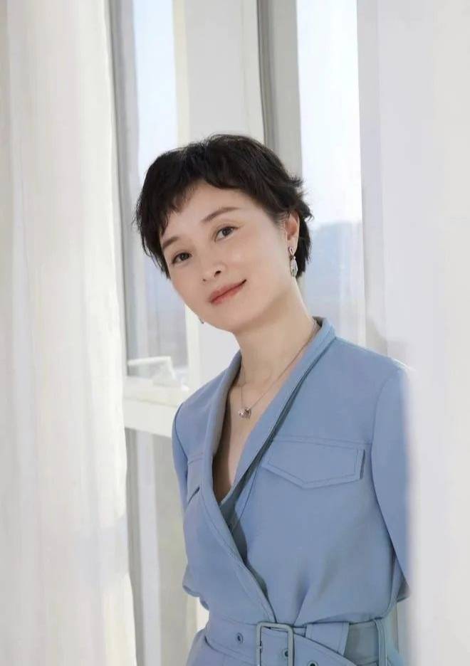 吳越新剪了短髮年輕20歲,她一身連體褲穿搭太洋氣,美得很接地氣