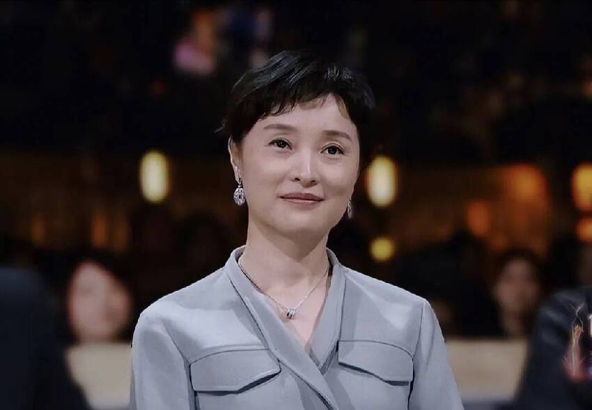 吳越新剪了短髮年輕20歲,她一身連體褲穿搭太洋氣,美得很接地氣