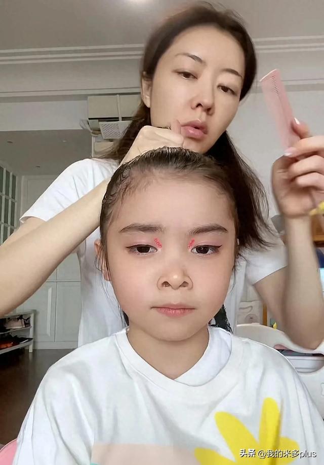 熊黛林6歲女兒芭蕾演出，kaylor遺傳媽媽模特腿長，大眼睛好靈動