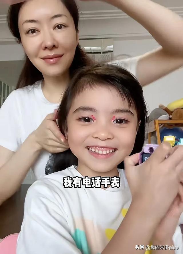 熊黛林6歲女兒芭蕾演出，kaylor遺傳媽媽模特腿長，大眼睛好靈動