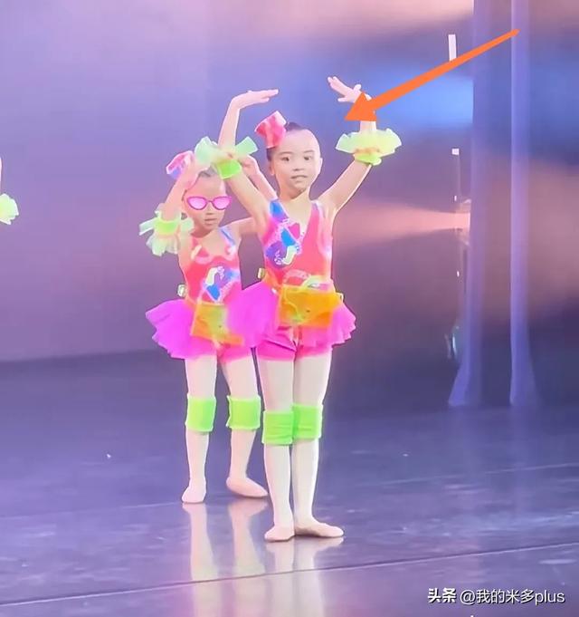 熊黛林6歲女兒芭蕾演出，kaylor遺傳媽媽模特腿長，大眼睛好靈動