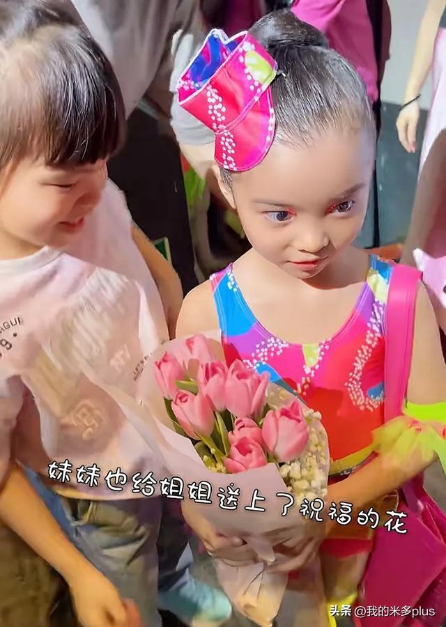 熊黛林6歲女兒芭蕾演出，kaylor遺傳媽媽模特腿長，大眼睛好靈動