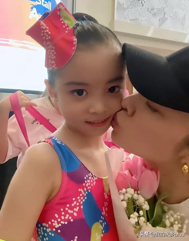 熊黛林6歲女兒芭蕾演出，kaylor遺傳媽媽模特腿長，大眼睛好靈動