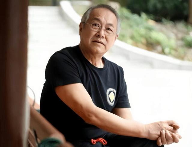 香港知名演員血管堵塞險些死，拒絕留財產給子孫，一夜輸十萬美金
