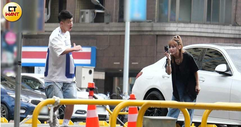 電豹女吃窩邊草！「揪同隊球星陳孝榕戀愛ING」 街邊互攝好甜蜜