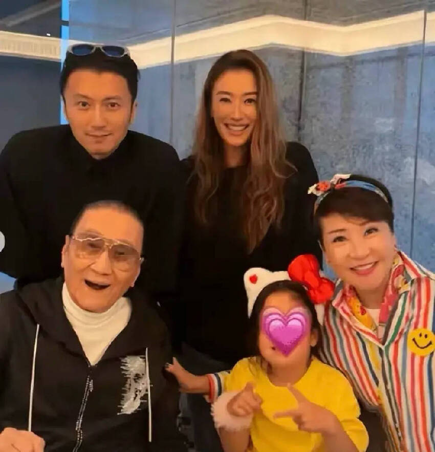 汪明荃曬舊照悼念謝賢，公開真實關係、不止是拍檔，系謝婷婷乾媽