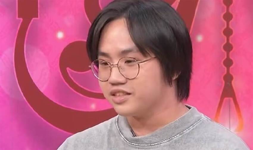 5歲出道當搖錢樹，千萬積蓄被父親揮霍一空，童星小小彬21歲近況太唏噓