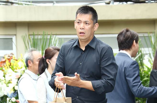 欠債神隱罕見現身！56歲資深男星「遭黑道砸場」債主超過20人 崩潰哭喊「放過失智母」：已經全癱了