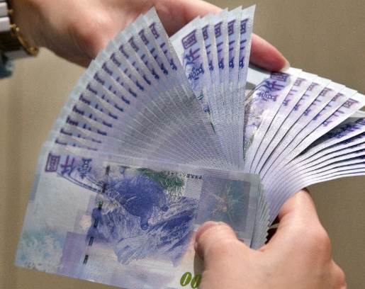 快訊／再拋震撼彈！政府宣佈：規劃家庭主婦「每月也領津貼」金額曝光