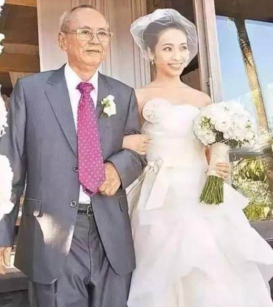 「小三竟是我親媽！」侯佩岑哭曝婚姻內幕！ 嫁豪門12年生不如死 ，老公一夜變繼父 ！