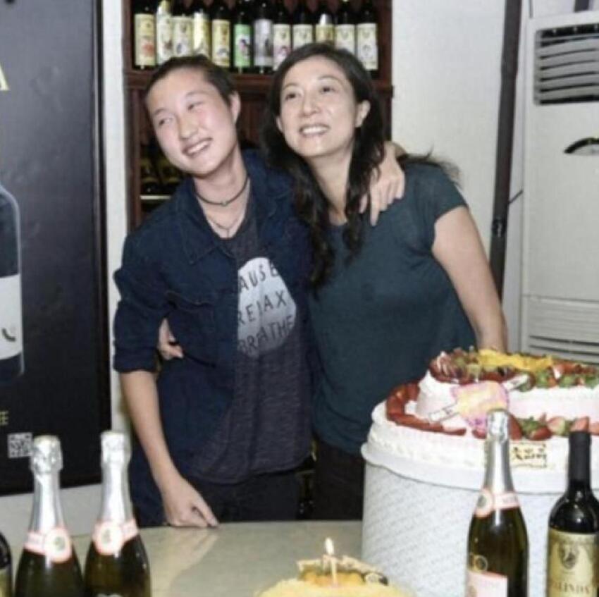 吳綺莉與女兒關係破冰，透露吳卓林要回家下廚，淚灑直播間