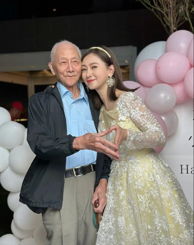 翁虹55歲生日96歲餅印爸爸驚喜現身！父女共用一張臉，全家都外貌出眾